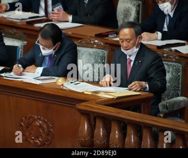 Tokyo, Japon. 28 octobre 2020. Le Premier ministre japonais Yoshide Suga assiste à la séance plénière de la Chambre basse à la Diète nationale à Tokyo, au Japon, le mercredi 28 octobre 2020. Photo par Keizo Mori/UPI crédit: UPI/Alay Live News Banque D'Images