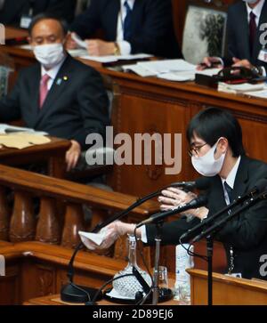 Tokyo, Japon. 28 octobre 2020. Un membre du personnel assainit un microphone lors d'une séance plénière de la Chambre basse à la Diète nationale à Tokyo, au Japon, le mercredi 28 octobre 2020. Photo par Keizo Mori/UPI crédit: UPI/Alay Live News Banque D'Images