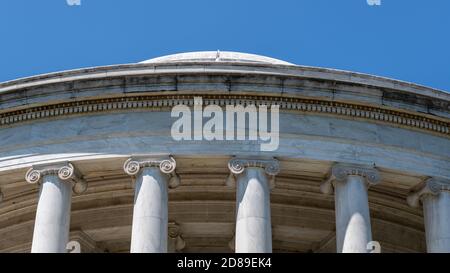 Les colonnes de l'ordre ionique, avec des capitales scinlées, supportent le dôme peu profond du Jefferson Memorial à Washington DC. Banque D'Images