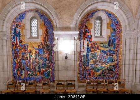 Les panneaux de mosaïque de Rowan et Irene Lecompte dans la chapelle de la Résurrection Représentation de l'Ascension du Christ et de son apparition auprès des disciples du Mer de Tibère Banque D'Images