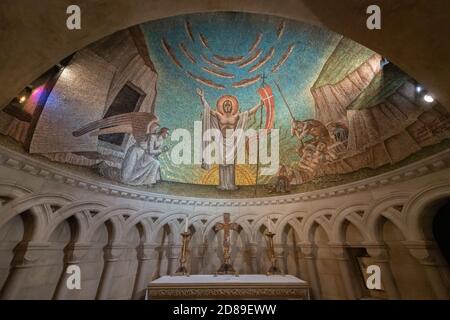 La mosaïque abside art déco de Hildreth Meière de la Résurrection dans la chapelle crypte de la Résurrection de la cathédrale nationale de Washington. Banque D'Images