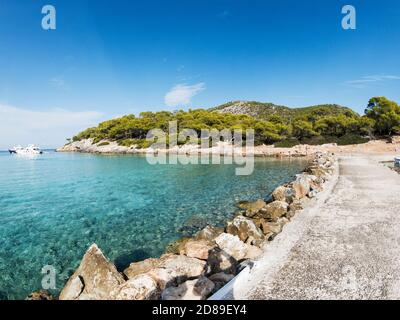 Île d'Agkistri, vue sur la plage d'Aponissos, une magnifique plage rocheuse au sud-ouest de l'île, dans le golfe Saronique, Grèce, Europe. Banque D'Images