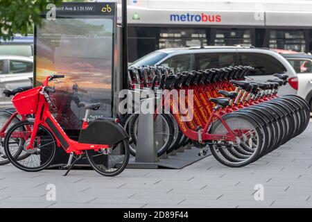 Une rangée de vélos rouge vif Capital Bikeshare à un Station de vélo sur Vermont Avenue à Washington DC Banque D'Images