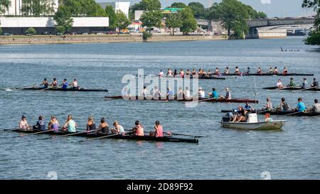 Les chevaliers d'aviron se rassemblent pour une régate sur le fleuve Potomac Par le front de mer de Georgetown à Washington DC Banque D'Images