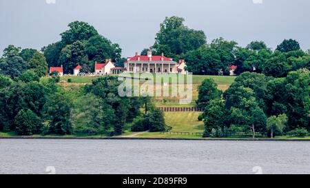 Vue depuis le fleuve Potomac de la demeure au toit rouge et des bâtiments du domaine Mount Vernon de George Washington. Banque D'Images