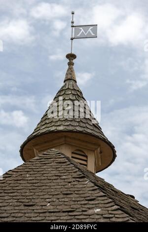 Les bardeaux traditionnels en bois sont carrelés le sommet conique du bâtiment Mount Vernon Wharf de George Washington, en Virginie, aux États-Unis Banque D'Images