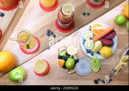 Fruits et légumes frais avec jus fraîchement pressés Banque D'Images