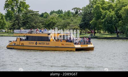 Les touristes qui apprécient le soleil du début de juin se rassemblent sur la proue d'un taxi sur le fleuve Potomac en route vers le quai de Washington, DC. Banque D'Images