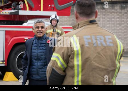 Le maire de Londres, Sadiq Khan, rencontre des pompiers lors d'une visite à la caserne de pompiers d'Old Kent Road à Southwark, à Londres, où il a passé en revue certains de la formation, des nouvelles technologies et des appareils utilisés par la brigade. Banque D'Images