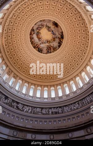 L'Apothéose de la fresque de Constantino Brumidi de 1865 de George Washington dans l'œil du dôme du Capitole américain Banque D'Images