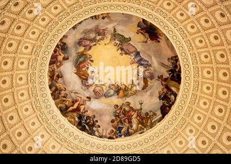 L'Apothéose de la fresque de Constantino Brumidi de 1865 de George Washington dans l'œil du dôme du Capitole américain Banque D'Images