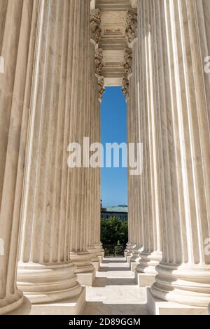 Le portique à colonnades en marbre de la façade occidentale de l'édifice de la Cour suprême des États-Unis Banque D'Images