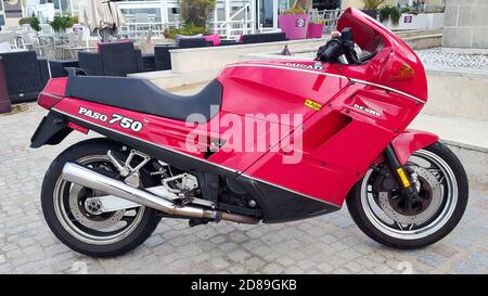 Bordeaux , Aquitaine / France - 10 20 2020 : Ducati paso 750 desmo SuperSport rouge moto vintage Banque D'Images