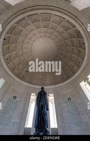 La statue en bronze de 5,8 m de haut de Rudulph Evans de Thomas Jefferson se dresse Au-dessous du dôme à cercueil du Jefferson Memorial de John Russell Pope Banque D'Images