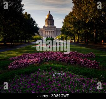 Les fleurs cultivées embellissent le terrain autour de la capitale de l'État de Kentucky à Frankfort Banque D'Images