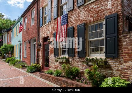 Des maisons historiques bordent les rives du Chesapeake et de l'Ohio Canal à Georgetown Banque D'Images