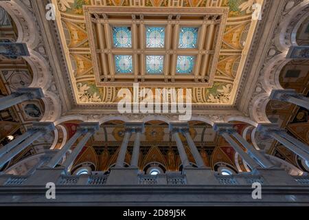 Le plafond décoré avec soin de la Grande salle de la Bibliothèque du Congrès Jefferson Building soutenu par des paires de colonnes en marbre gris. Banque D'Images