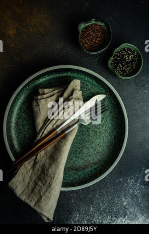 Cadre rustique sur une table avec des graines de lin et graines de sésame Banque D'Images
