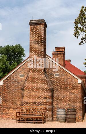 La cheminée et le toit des logements des esclaves hommes de la plantation Mount Vernon de George Washington. Banque D'Images