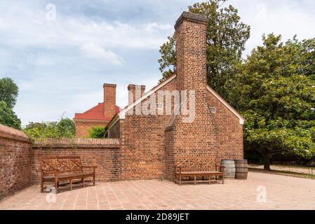 La cheminée et le toit des logements des esclaves hommes de la plantation Mount Vernon de George Washington. Banque D'Images