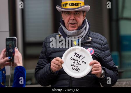 Londres, Royaume-Uni. 28 octobre 2020. Steve Bray, un manifestant contre le Brexit de SODEM lors d'une manifestation sur le thème de l'Halloween en dehors du Département des affaires, de l'énergie et de la stratégie industrielle à Westminster. Michel Barnier, chef de la Task Force pour les relations avec le Royaume-Uni de la Commission européenne, assiste à des réunions à l'intérieur. Credit: Stephen Chung / Alamy Live News Banque D'Images