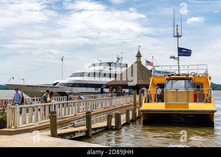 Le bateau de croisière Spirit of Mount Vernon et un taxi maritime Potomac Riverboat Company amarrés à l'atterrissage du ferry de Mount Vernon. Banque D'Images