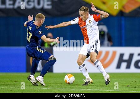 Kristijan Jakic de Dinamo Zagreb, Jens Toornstra de Feyenoord pendant la Ligue Europa de l'UEFA, la scène du Groupe, le match de football du Groupe K entre Dinamo Zagr C. Banque D'Images