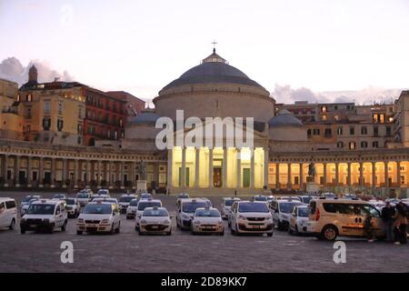 Tous les chauffeurs de taxi de Naples se sont rassemblés sur la Piazza del Plebiscito pour signaler les difficultés de leur profession en raison de la persistance de la restriction. Banque D'Images