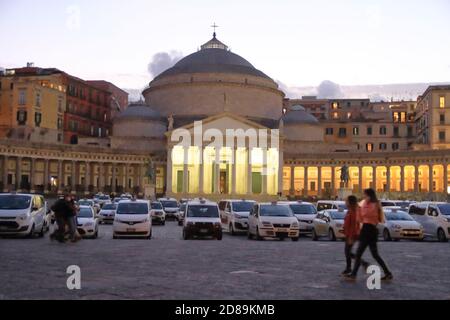 Tous les chauffeurs de taxi de Naples se sont rassemblés sur la Piazza del Plebiscito pour signaler les difficultés de leur profession en raison de la persistance de la restriction. Banque D'Images