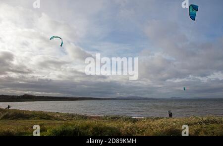 Longniddry, East Lothian, Écosse, Royaume-Uni. 28 octobre 2020. La plupart du temps nuageux et froid, la température du sol de 8 degrés centigrade avec des vents de bourrache et la marée haute rendant la vie difficile pour les quelques gars de Kitesurf qui s'aventuraient sur le Firth of Forth. Banque D'Images