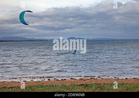 Longniddry, East Lothian, Écosse, Royaume-Uni. 28 octobre 2020. La plupart du temps nuageux et froid, la température du sol de 8 degrés centigrade avec des vents de bourrache et la marée haute rendant la vie difficile pour les quelques gars de Kitesurf qui s'aventuraient sur le Firth of Forth. Banque D'Images