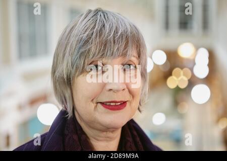 Portrait joyeux des femmes âgées à l'intérieur du centre commercial. Banque D'Images