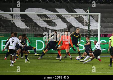 Swansea, Royaume-Uni. 27 octobre 2020. Les joueurs de Stoke City et le gardien de but de Stoke, Angus Gunn, défendent leur col de cygne, car André Ayew de Swansea City (r) a un tir à l'objectif. EFL Skybet Championship Match, Swansea City v Stoke City au Liberty Stadium de Swansea le mardi 27 octobre 2020. Cette image ne peut être utilisée qu'à des fins éditoriales. Utilisation éditoriale uniquement, licence requise pour une utilisation commerciale. Aucune utilisation dans les Paris, les jeux ou les publications d'un seul club/ligue/joueur. photo par Andrew Orchard/Andrew Orchard sports Photography/Alamy Live News crédit: Andrew Orchard sports Photography/Alamy Live News Banque D'Images