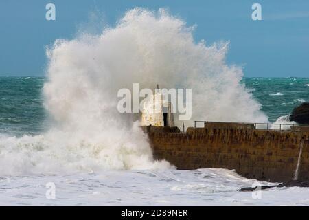 Portreath, Cornwall, Royaume-Uni. 28 octobre 2020. Météo Royaume-Uni. D'énormes vagues de tempête ont déferré par les restes de l'ouragan Epsilon qui a frappé le mur du port de Portreath, dans les Cornouailles, lors d'une journée de vents violents pendant les vacances scolaires de mi-mandat. Crédit photo : Graham Hunt/Alamy Live News Banque D'Images