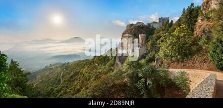 Vue sur le château normand Castello di Vénere de Vénus au-dessus de la petite Torretta Pepoli Erice, vue à travers les nuages à la mer en contrebas Banque D'Images