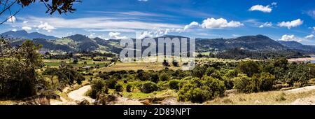 Vue panoramique sur les belles montagnes de la commune de La Calera est située dans la chaîne de l'est de la Colombie Andes Banque D'Images