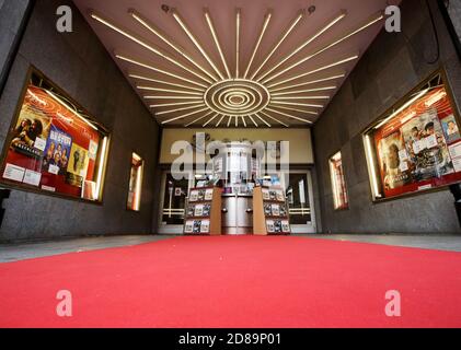 Essen, Allemagne. 28 octobre 2020. La photo montre la zone d'entrée du 'Lichtburg'. Avec 1250 places aujourd'hui, il dispose de la plus grande salle de cinéma d'Allemagne. Le cinéma souffre des conditions de corona depuis le premier confinement. Crédit : Roland Weihrauch/dpa/Alay Live News Banque D'Images