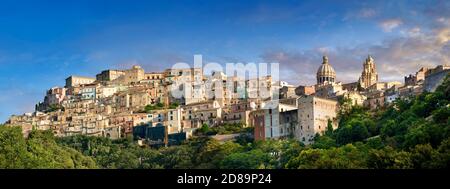 Vue sur Ragusa Ibla - ville sicilienne historique au sommet d'une colline Banque D'Images