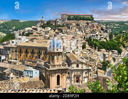 Vue sur Ragusa Ibla - ville sicilienne historique au sommet d'une colline Banque D'Images