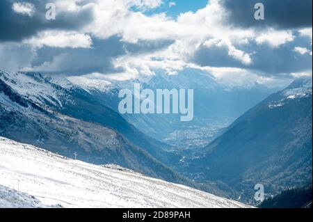 Vallée de Chamonix en automne vu du Col de Balme avec première neige Banque D'Images