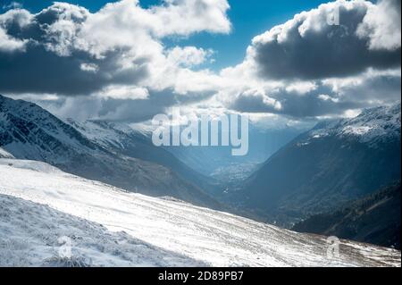 Vallée de Chamonix en automne vu du Col de Balme avec première neige Banque D'Images