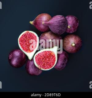 Figues mûres fraîches sur fond sombre, vue de dessus. Fruits tropicaux en gros plan. Banque D'Images