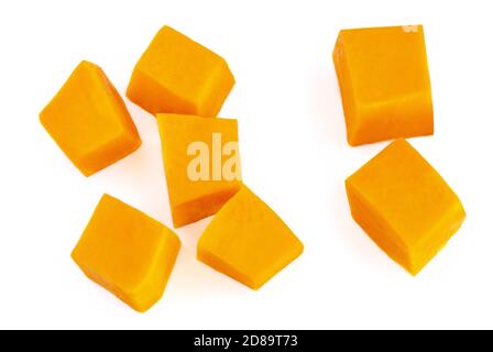 Citrouille coupée en dés sur fond blanc. Morceaux de citrouille frais coupés dans une tranche de cube, vue de dessus. Pose à plat Banque D'Images