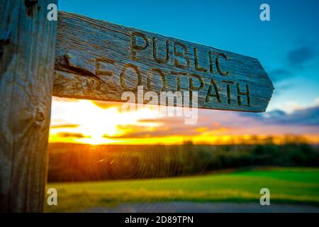 Panneau de sentier public au lever du soleil Banque D'Images