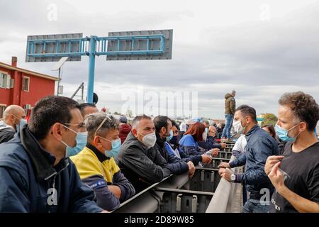 Naples, Naples, Italie. 28 octobre 2020. Foto Fabio Sasso/Lapresse.28/10/2020 Napoli, gli operai della Whirpool di ponticelli in vista della chiusura definitiva della fabbrica del 31 ottobre 2020 decidono di scendere in piazza e bloccare le autostrade crédit: Fabio Sasso/ZUMA Wire/Alay Live News Banque D'Images