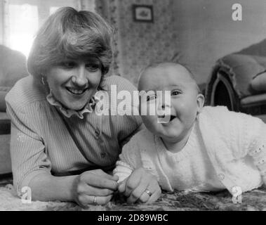 MME FALKLANDS VEUVE. ANGELA MCCULLOM ET BÉBÉ GEMMA'. SON MARI KELVIN A ÉTÉ TUÉ À BORD DU HMS GLAMORGAN PENDANT LA GUERRE DES MALOUINES EN 1982. PIC MIKE WALKER, M. ET Y NEWS AGENCY PORTSMOUTH Banque D'Images