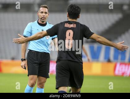 Ilkay Gundogan, de Manchester City, fait valoir avec l'arbitre Tobias Stieler, d'Allemagne, lors de la Ligue des champions de l'UEFA, de la scène du Groupe, du match de football du Groupe C Banque D'Images