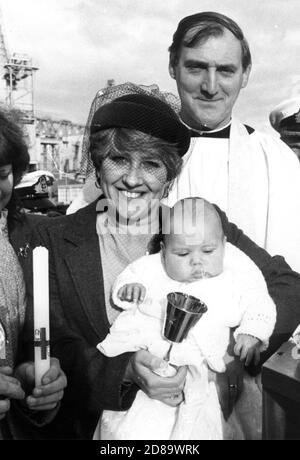 MME FALKLANDS VEUVE. ANGELA MCCULLOM AU BAPTÊME DE BÉBÉ GEMMA , AVEC LES NAVIRES L'AUMÔNIER LA REV. NOEL JONES À BORD DU HMS GLAMOURGAN. SON MARI KELVIN A ÉTÉ TUÉ À BORD DU NAVIRE PENDANT LA GUERRE DES MALOUINES EN 1982. PORTSMOUTH Banque D'Images