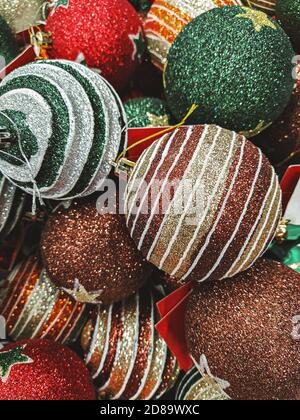 Cadre plein de différentes décorations d'arbre de Noël arrière-plan. Motif boule de Noël Banque D'Images