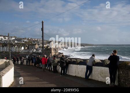 Porthleven, Cornwall, Royaume-Uni. 28 octobre 2020. Tempête à Cornwall, Porthleven Cornouailles de touristes pour voir la grande houle à la tour de l'horloge et le port crédit: kathleen White/Alamy Live News Banque D'Images